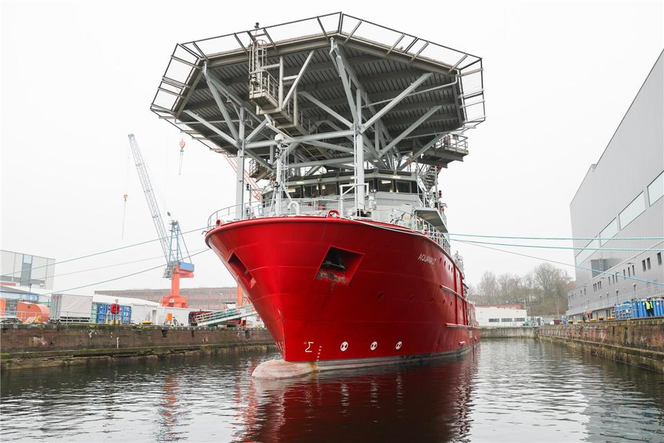 Seenotretter bringen Besatzungsmitglied an Land Ursprünglich hatte das Spezialschiff den Angaben zufolge wegen eines Motorschadens eines Beibootes in der Neustädter Bucht Alarm geschlagen. (Symbolfoto)Christian Charisius/dpa