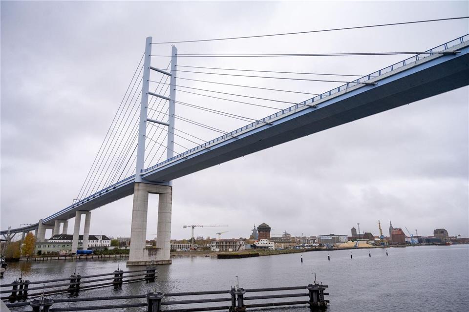 Vollsperrung der Rügenbrücke kommt ein paar Tage später Ursprünglich sollte die Rügenbrücke ab Mittwoch (7. Mai) komplett gesperrt sein. (Archivbild)Stefan Sauer/dpa