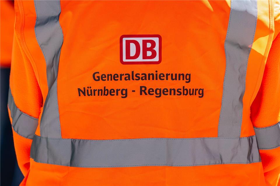 Ursprünglich sollten die Bauarbeiten fünf Monate bis zum 10. Juli dauern. Wenige Tage vorher informierte die Bahn darüber, dass der Termin nicht zu halten sei. (Archivbild)Armin Weigel/dpa
