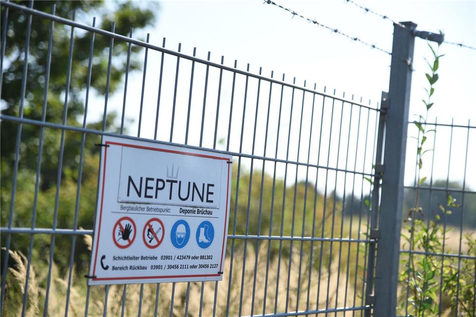 Ursprünglich sollten die giftigen Rückstände ausgebaggert und entsorgt werden, doch der Betreiber Neptune Energies will den Giftschlamm vor Ort einkapseln. (Archivbild)Simon Kremer/dpa