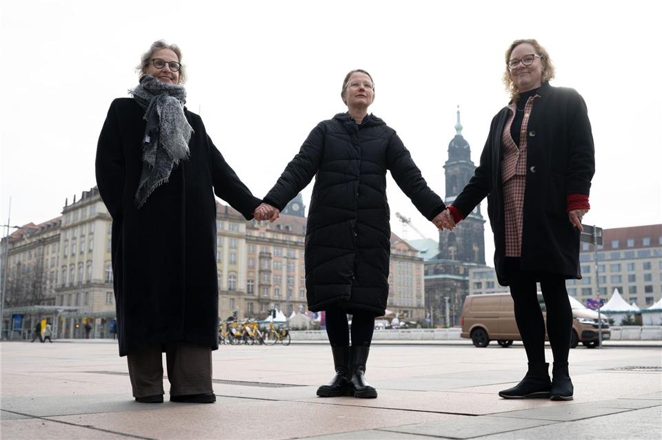 Ursula Staudinger, Rektorin der TU Dresden (links), ist Versammlungsleiterin der Menschenkette zum Jahrestag der Zerstörung Dresdens am 13. Februar 1945.Sebastian Kahnert/dpa