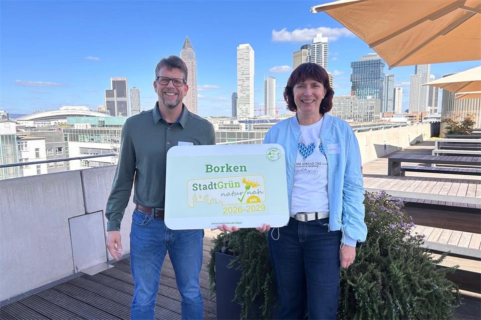 Ursula Wendholt und Michael Gesing nahmen das Label „StadtGrün naturnah“ stellvertretend für die Stadt Borken in Frankfurt entgegen.