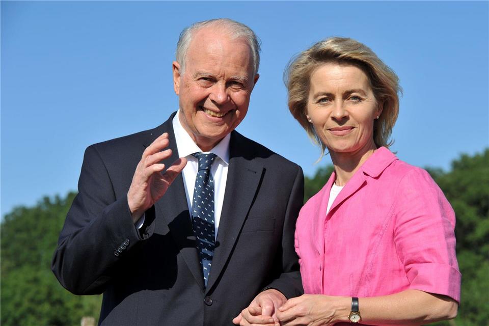 Ursula von der Leyen mit ihrem Vater Ernst Albrecht im Jahr 2010 – beide wurden mit der niedersächsischen Landesmedaille geehrt. (Archivbild)picture alliance / dpa