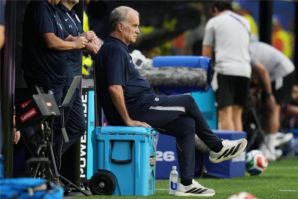 Uruguay Nationaltrainer Marcelo Bielsa verfolgte das Spiel meist auf einer Kühlbox sitzend.Lynne Sladky/AP/dpa