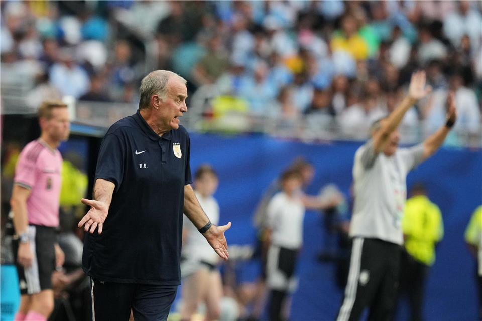 Uruguays Nationaltrainer Marcelo Bielsa kann manche Mechanismen im Profifußball nicht verstehen.Lynne Sladky/AP/dpa