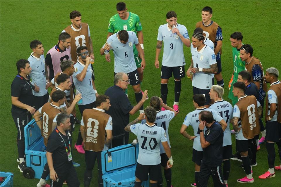 Uruguays Trainer Marcelo Bielsa im Kreis seines Teams.Marta Lavandier/AP/dpa