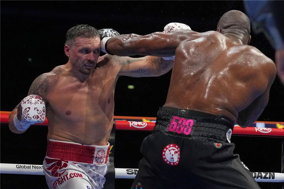 Usyk (l.) gewann den Kampf in der fünften Runde durch K.-o.Frank Augstein/AP/dpa