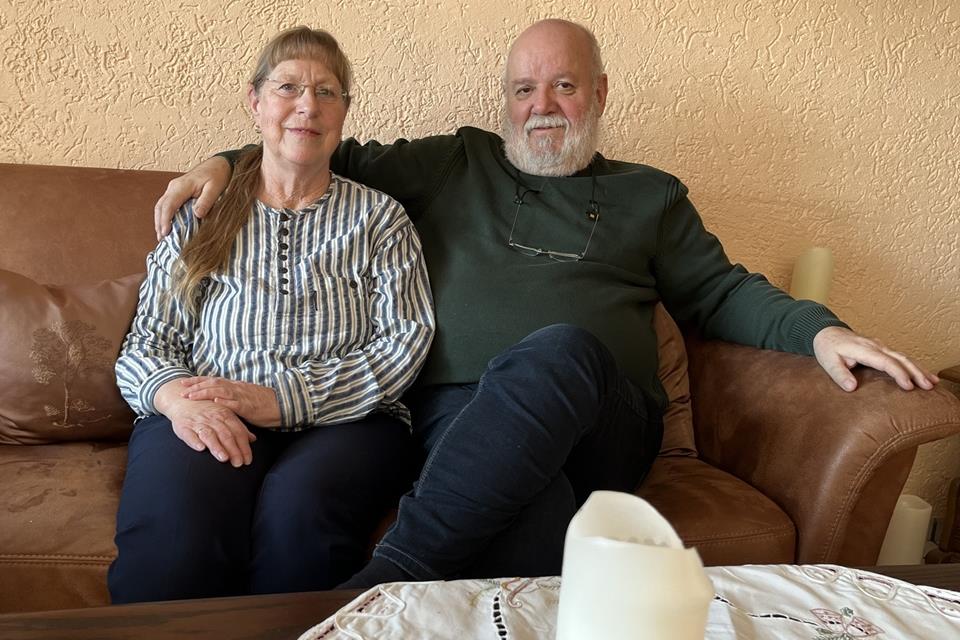 Uta Warschewski gibt das Ehrenamt im Presbyterium an ihren Mann Wolfgang weiter. Er engagiert sich darüber hinaus auf Kreisebene in der UWG.