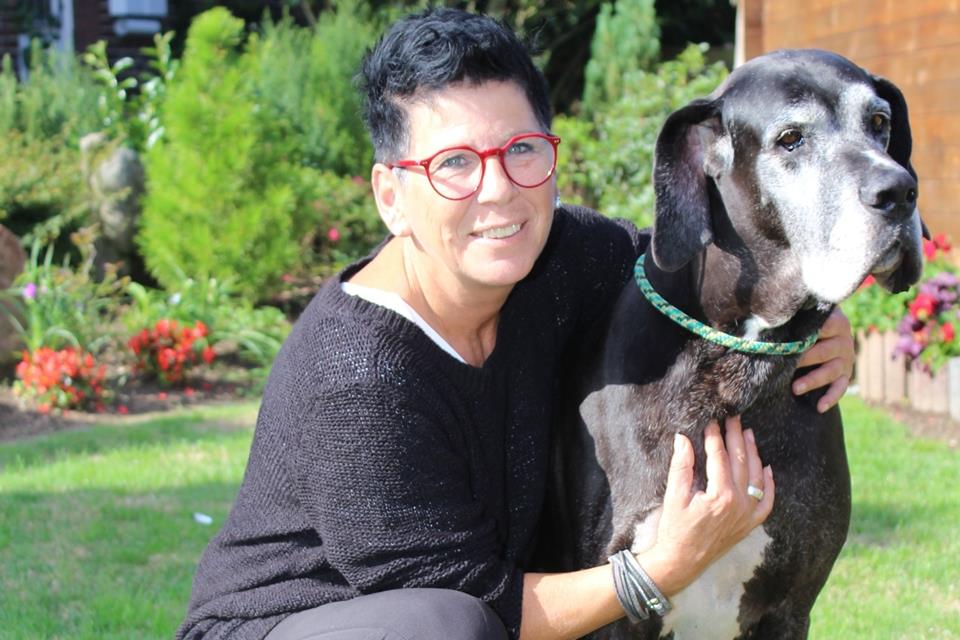 Ute Kramer, hier mit Doggendame Fiona, organisiert die Clubsiegerschau in Erle.