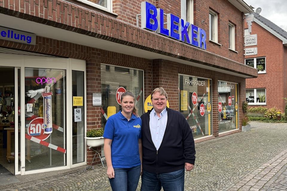 Ute und ihr Vater Georg Bleker vor dem Geschäft, das in den nächsten Monaten umgebaut wird.