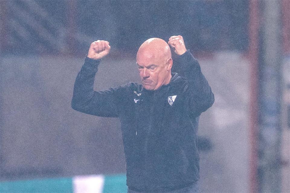 Uwe Rösler jubelt über den Schlusspfiff beim 2:0-Pokalerfolg.David Inderlied/dpa