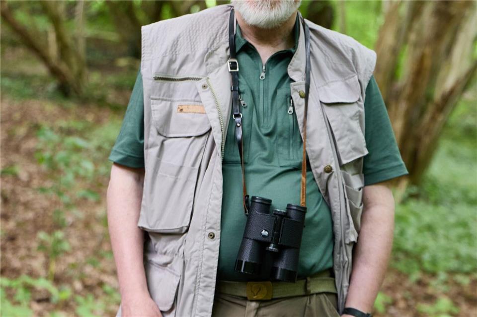 Uwe Westphal kann rund 130 Vogelstimmen imitieren. Georg Wendt/dpa