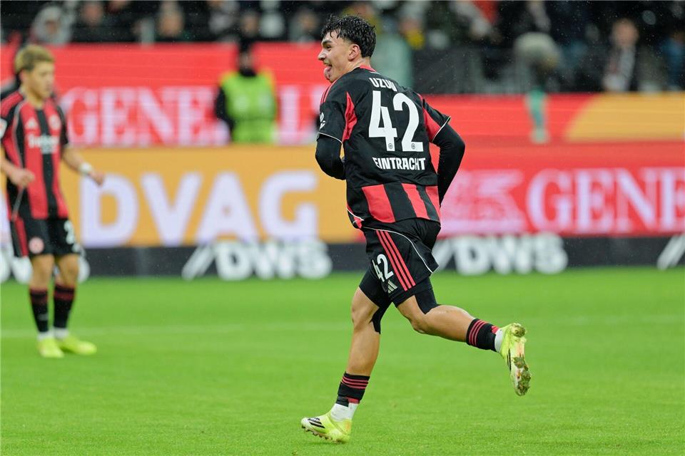 Uzun jubelt für Frankfurt.Uwe Anspach/dpa