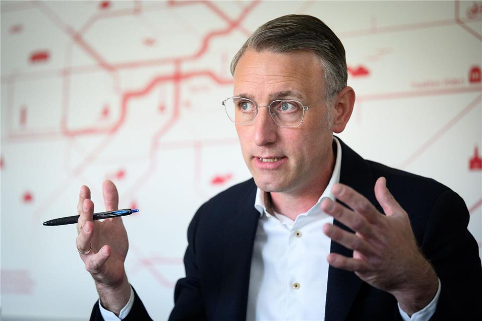 VBB-Chef Heuing begründet die Preiserhöhung mit den ebenfalls gestiegenen Betriebskosten insbesondere bei Energie und Personal. (Archivbild)Bernd von Jutrczenka/dpa