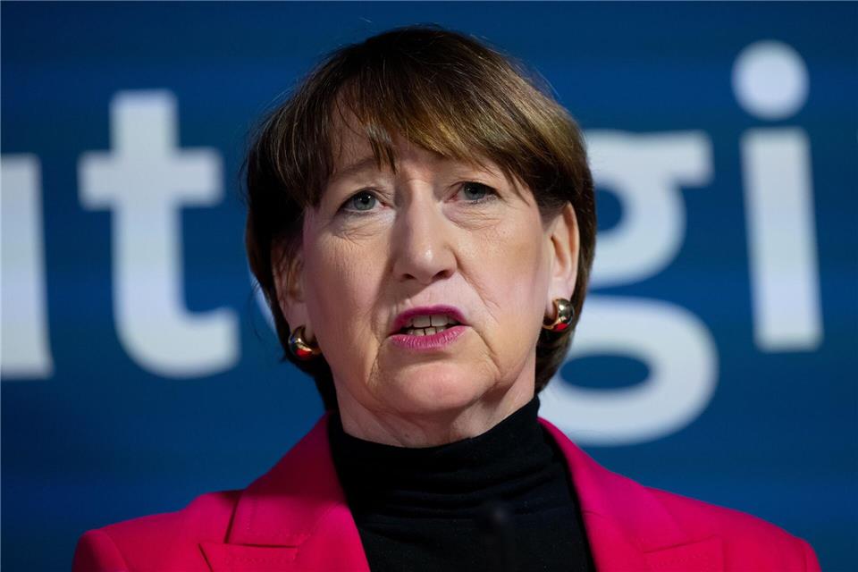 VDA-Chefin Hildegard Müller warnt vor weiteren Stellenverlagerungen der Autoindustrie ins Ausland. (Archivbild)Sven Hoppe/dpa