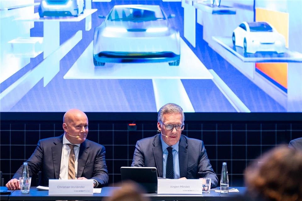 VDA-Geschäftsführer Jürgen Mindel (rechts) und der Rechtsanwalt Christian Vorländer (links) als Vertreter der Messe MÜnchen präsentieren das Konzept der bevorstehenden Automesse IAA. Die bedrängten deutschen Hersteller wollen ein „Signal der Zuversicht“ senden. Lennart Preiss/dpa