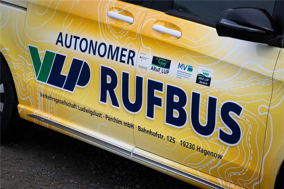 VLP-Chef Stefan Lösel sieht in autonomen Rufbussen die Zukunft. Die Nachfrage werde stark steigen, sagt er. (Archivbild)Philip Dulian/dpa