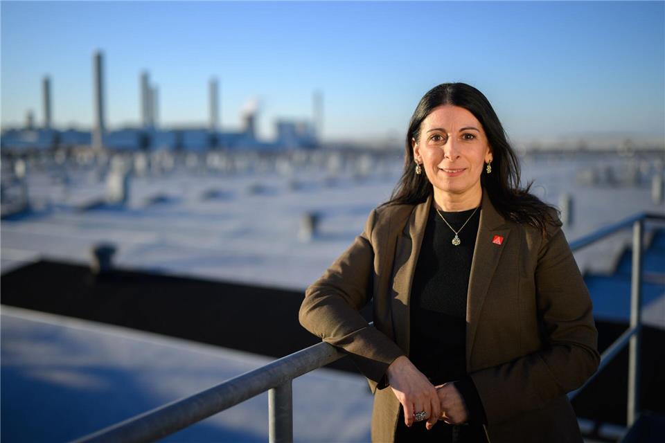 VW-Betriebsratschefin vor der Skyline des Wolfsburger VW-Werks. Von hier sollen künftig wieder mehr zentrale Ansagen kommen, fordert sie.Julian Stratenschulte/dpa