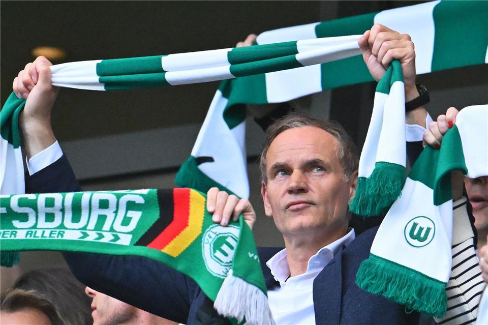 VW-Chef Oliver Blume beim ersten Relegationsspiel des VfL Wolfsburg.Swen Pförtner/dpa