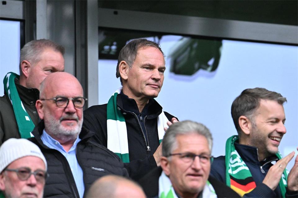 VW-Chef und VfL-Aufsichtsrat Oliver Blume beim Heimspiel des VfL Wolfsburg. Swen Pförtner/dpa