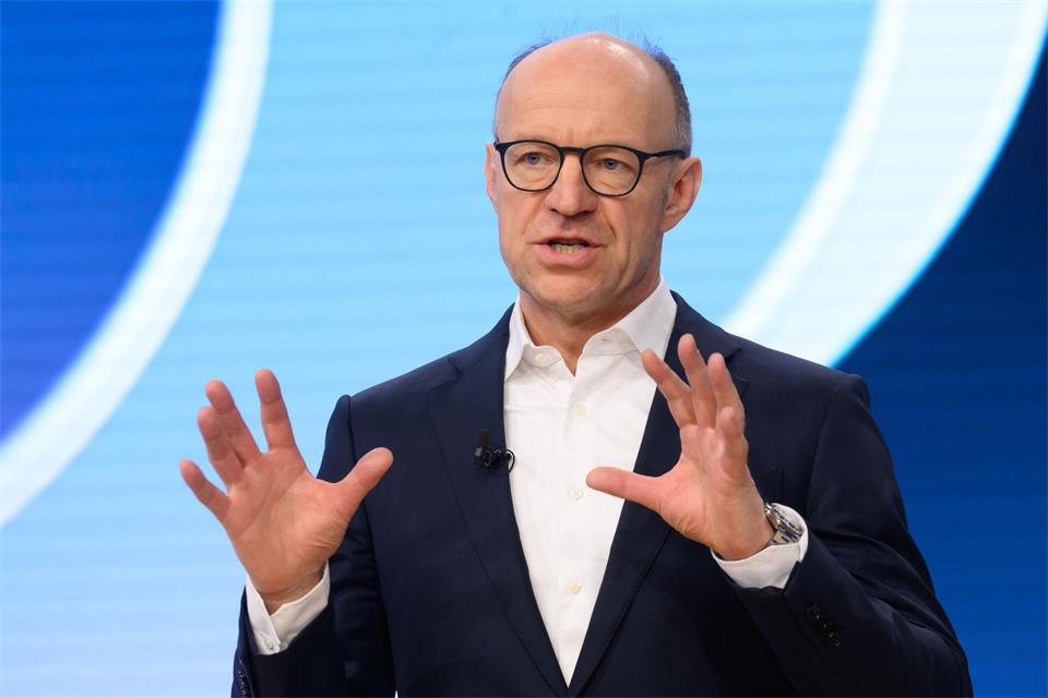VW-Finanzchef Arno Antlitz hatte erst im September die Gewinnprognose gekappt. (Archivbild)Julian Stratenschulte/dpa