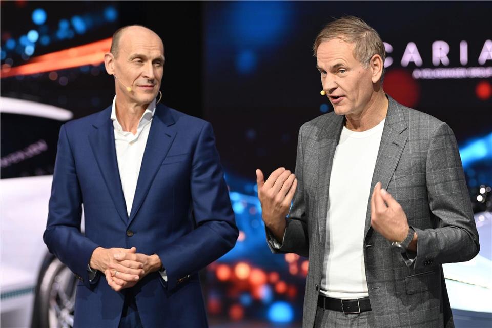 VW-Konzernchef Blume (r) sieht in der Strategie für China einen VW-eigenen Fünfjahresplan. Johannes Neudecker/dpa