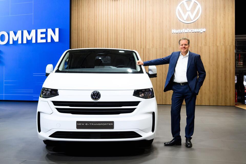 VW-Nutzfahrzeuge-Chef Carsten Intra bei der Premiere des neuen Transporters auf der Messe IAA Transportation. Im zweiten Halbjahr rechnet er mit schwächeren Geschäften.Julian Stratenschulte/dpa