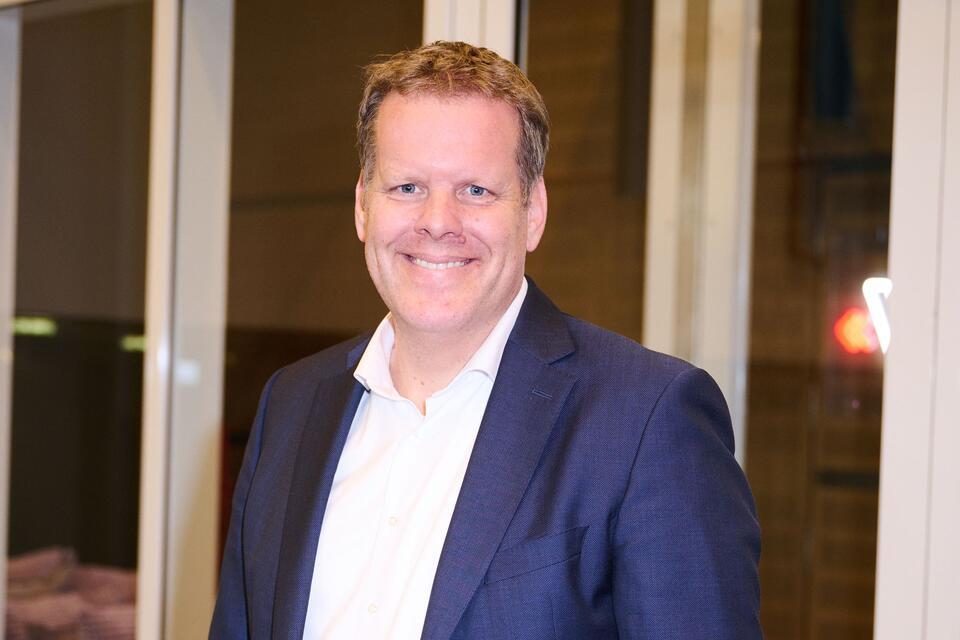 VW-Nutzfahrzeuge-Chef Carsten Intra präsentiert vor der IAA Transportion den neuen VW Transporter. (Archivfoto)Annette Riedl/dpa