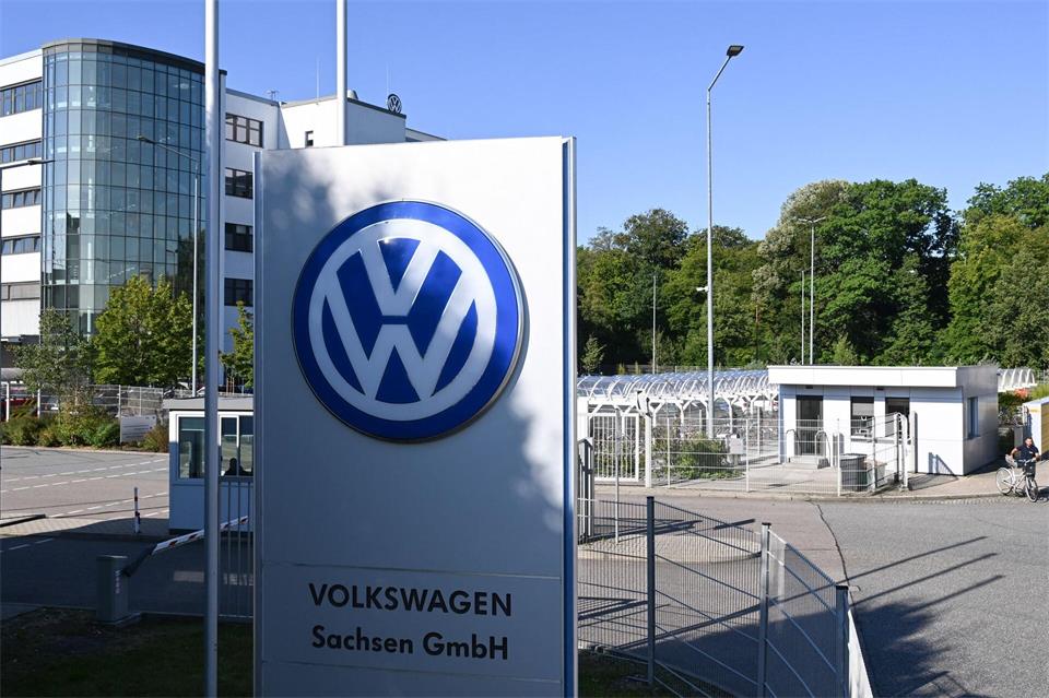 VW-Technikkonzernvorstand Thomas Schmall nahm an der außerordentlichen Betriebsversammlung im Chemnitzer Motorenwerk teil.Hendrik Schmidt/dpa