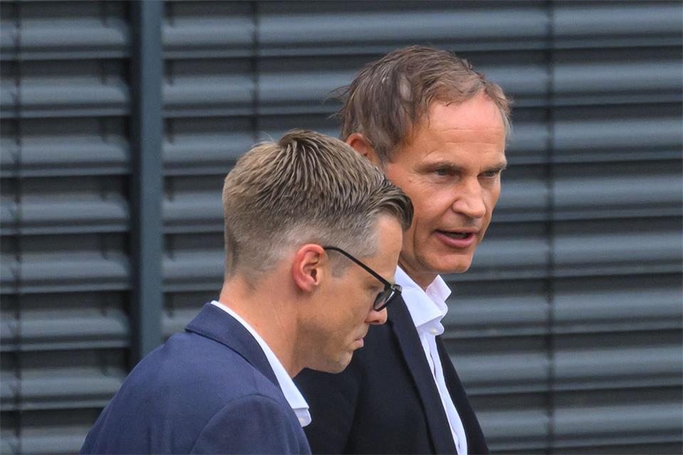 VW-Vorstandschef Oliver Blume (rechts) spricht am Rande einer Betriebsversammlung in Zwickau mit Danny Auerswald, Geschäftsführer von Volkswagen Sachsen. Hendrik Schmidt/dpa