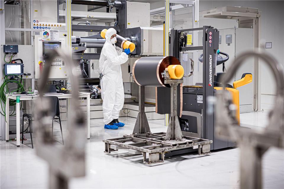 VW betreibt in Salzgitter die Batteriefabrik PowerCo. (Archivbild)Moritz Frankenberg/dpa