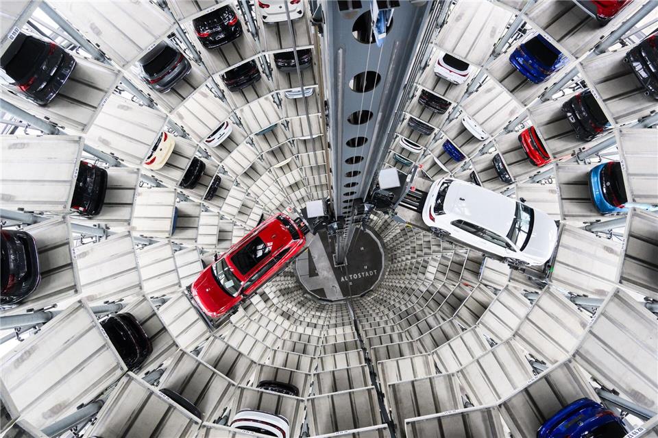 VW lieferte im ersten Quartal weniger Autos aus. (Archivbild)Julian Stratenschulte/dpa