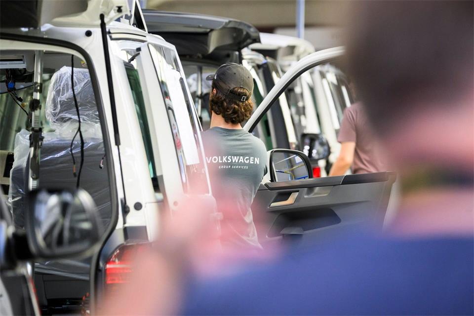 VW will bei den anstehenden Tarifverhandlungen auch über Transfergesellschaften verhandeln. (Symbolbild)Julian Stratenschulte/dpa