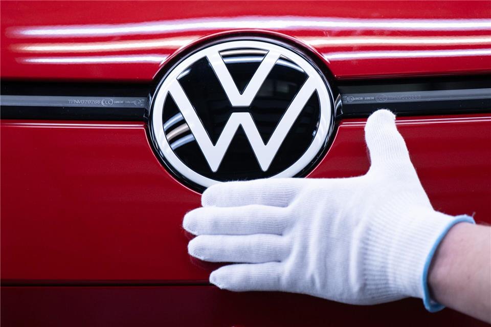 VW will einen großen Teil der benötigten Batteriezellen für Elektroautos selbst fertigen, um sich nicht von Zulieferern abhängig zu machen. (Symbolbild)Sebastian Kahnert/dpa