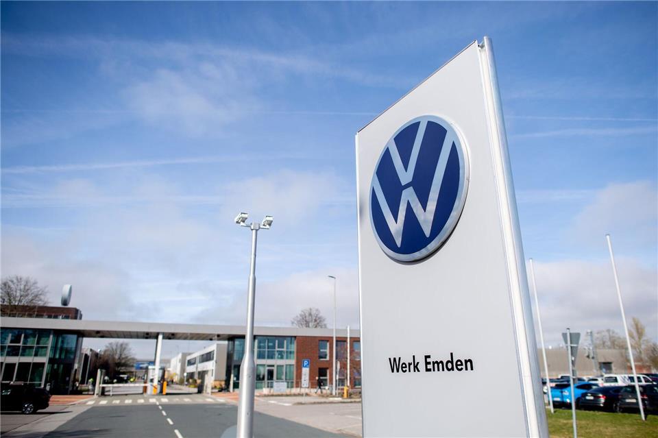 VW zählt mit seinem Werk in Emden zu den wichtigsten Arbeitgebern in Ostfriesland. (Archivbild)Hauke-Christian Dittrich/dpa