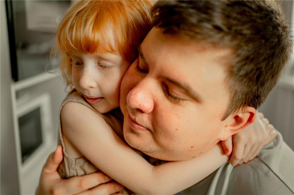 Väter, aber auch Mütter, denken in solchen Momenten: „Eigentlich müsste ich mir viel mehr Zeit zum Kuscheln nehmen.“ Und schon sind die Schuldgefühle da. Anastasiya Amraeva/Westend61/dpa-tmn