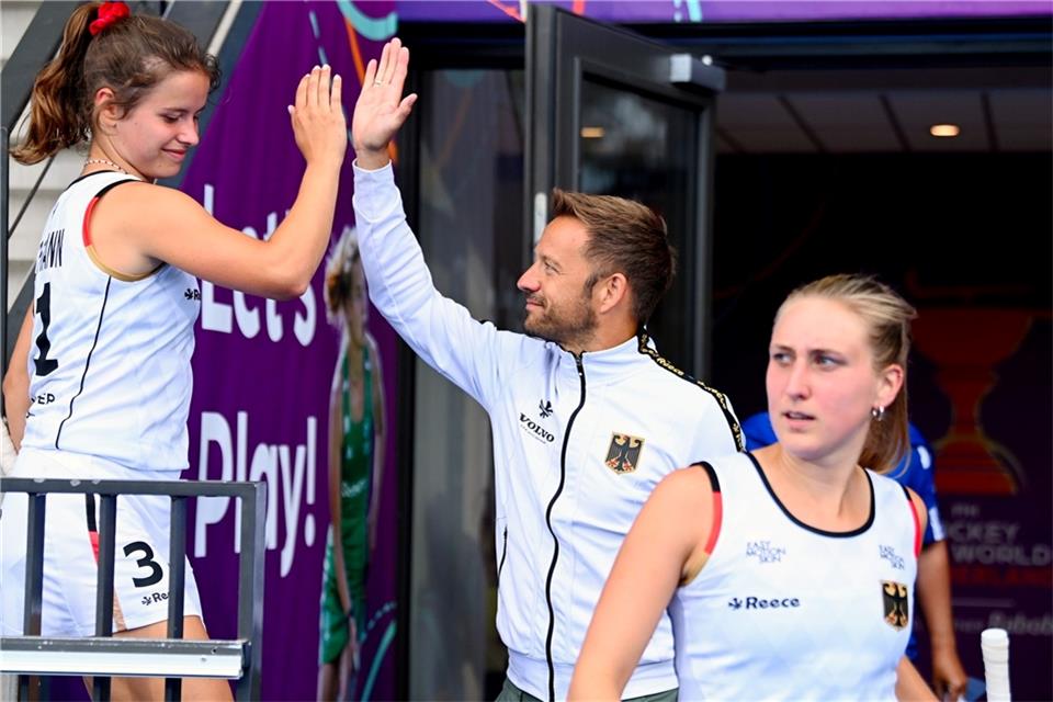 Valentin Altenburg ist der Trainer der deutschen Hockeyspielerinnen.