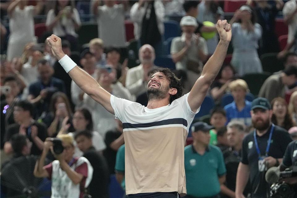 Valentin Vacherot feiert beim Shanghai Masters den größten Erfolg seiner Karriere. Andy Wong/AP/dpa
