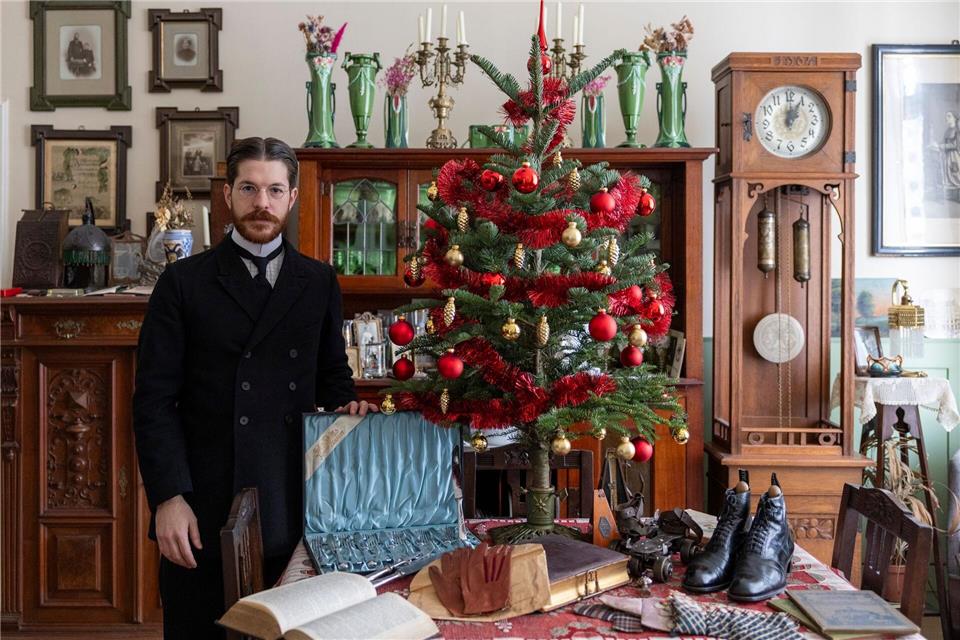 Valerio Bonanno hat ein Weihnachtszimmer um 1900 nachgestellt. Der Baum war damals meist wesentlich kleiner als heute und stand auf dem Tisch.Thomas Banneyer/dpa