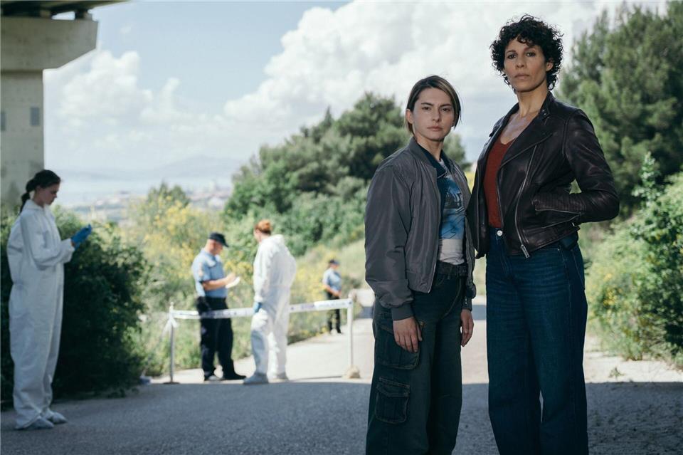 Valessa Matkovic (Romina Küper, links) und Stascha Novak (Jasmin Gerat) am TatortCarolina Hellsgard/ARD Degeto Film/Sinisa Glogoski/dpa