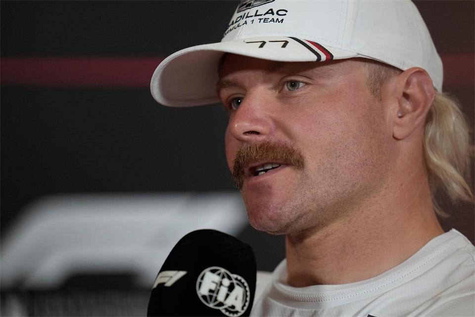 Valtteri Bottas ist leidenschaftlicher Radfahrer. (Archivbild)Darko Bandic/AP/dpa