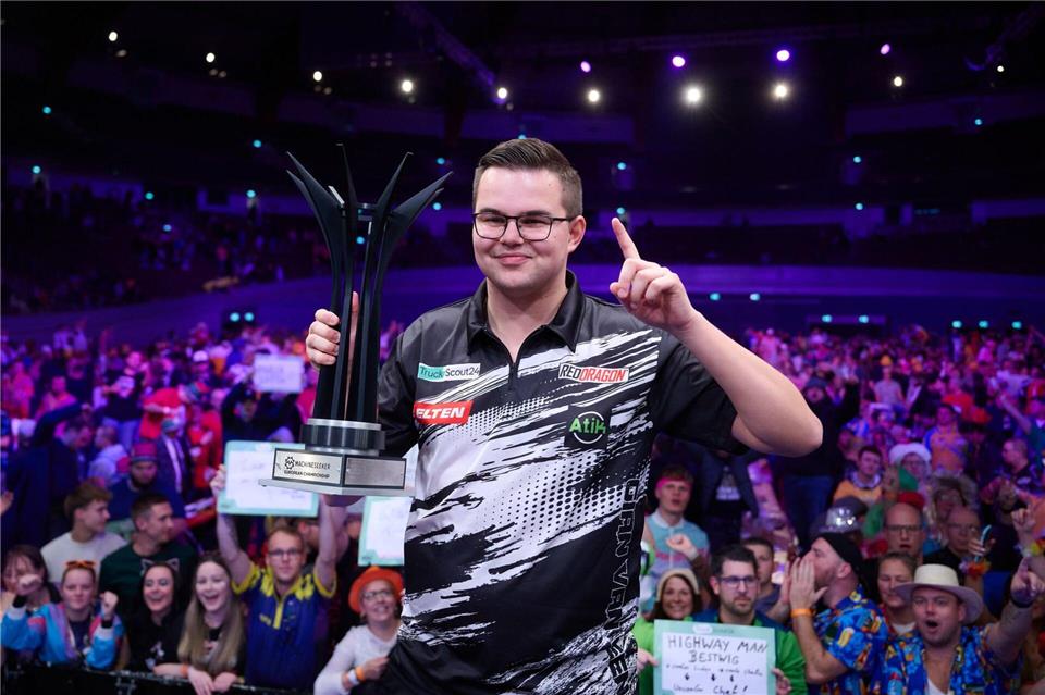 Mit blutender Hand: Van Veen jüngster Darts-Europameister Van Veen ist der jüngste Darts-Europameister.Bernd Thissen/dpa