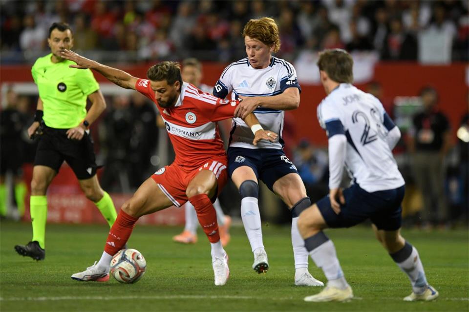 Vancouvers Oliver Larraz im Zweikampf mit Philip Zinckernagel von Chicago Fire (l).Paul Beaty/FR36811 AP/AP/dpa