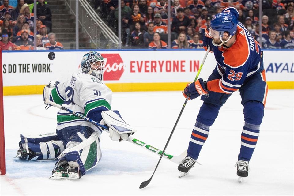 Vancouvers Torwart Arturs Silovs (31) stoppt den Schuss von Leon Draisaitl (29).