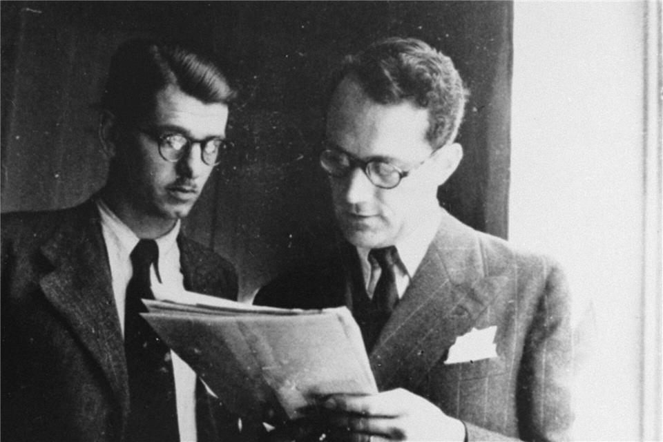 Varian Fry (r) im Jahr 1941: Der amerikanische Journalist und sein Team retteten zahlreiche Schriftsteller, Künstler und andere Verfolgte vor dem Tod.Pierre Ungemach/Association Varian Fry/dpa-tmn
