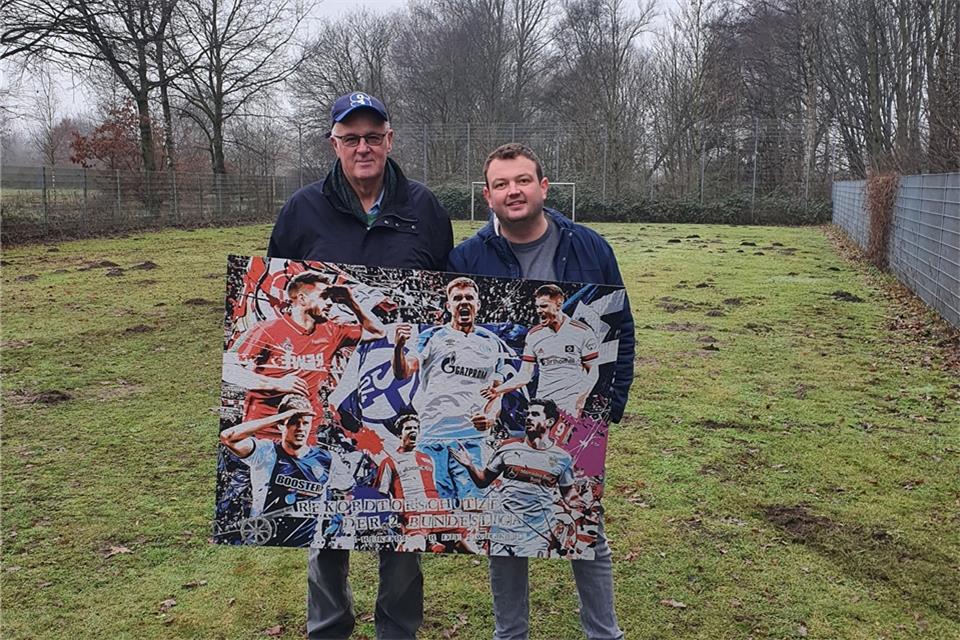 Vater Ludger Terodde und der beste Freund Christof Kleinwege zeigen auf dem kleinem Spielfeld, wo alles begann, das Bild, das die Schalker Mannschaft Simon Terodde zum Torrekord schenkte.