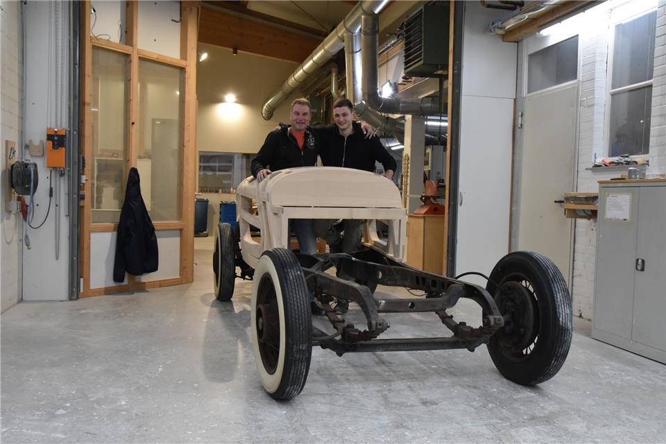 Vater Thomas und Sohn Niklas Cluse nehmen schon einmal stehend Platz in dem späteren Oldtimer, der einen Hotchkiss-Rahmen aus dem Jahr 1932 hat und nach individuellen Plänen des Bremer Fahrzeugtechnikers Udo Fink entstehen soll. 