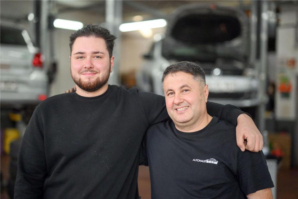 Mit 50 in Ausbildung - immer mehr ältere Azubis Vater und Sohn im dritten AusbildungsjahrUli Deck/dpa