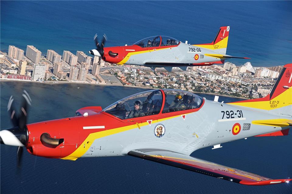 Vater und Tochter in je einem Trainingsflugzeug über dem Mittelmeer: Im vorderen Flugzeug Spaniens König Felipe VI., im hinteren Thronfolgerin, Kronprinzessin Leonor.Casa De S.M. El Rey/EUROPA PRESS/dpa