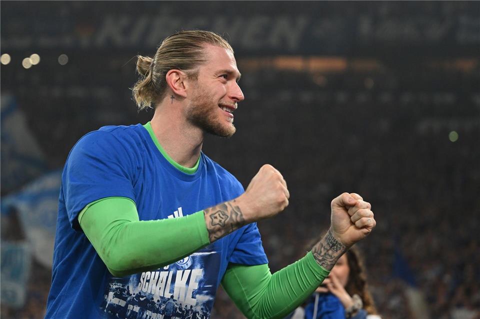 Vaterfreuden nach dem Aufstieg mit dem FC Schalke: Loris Karius. (Archivbild)Bernd Thissen/dpa